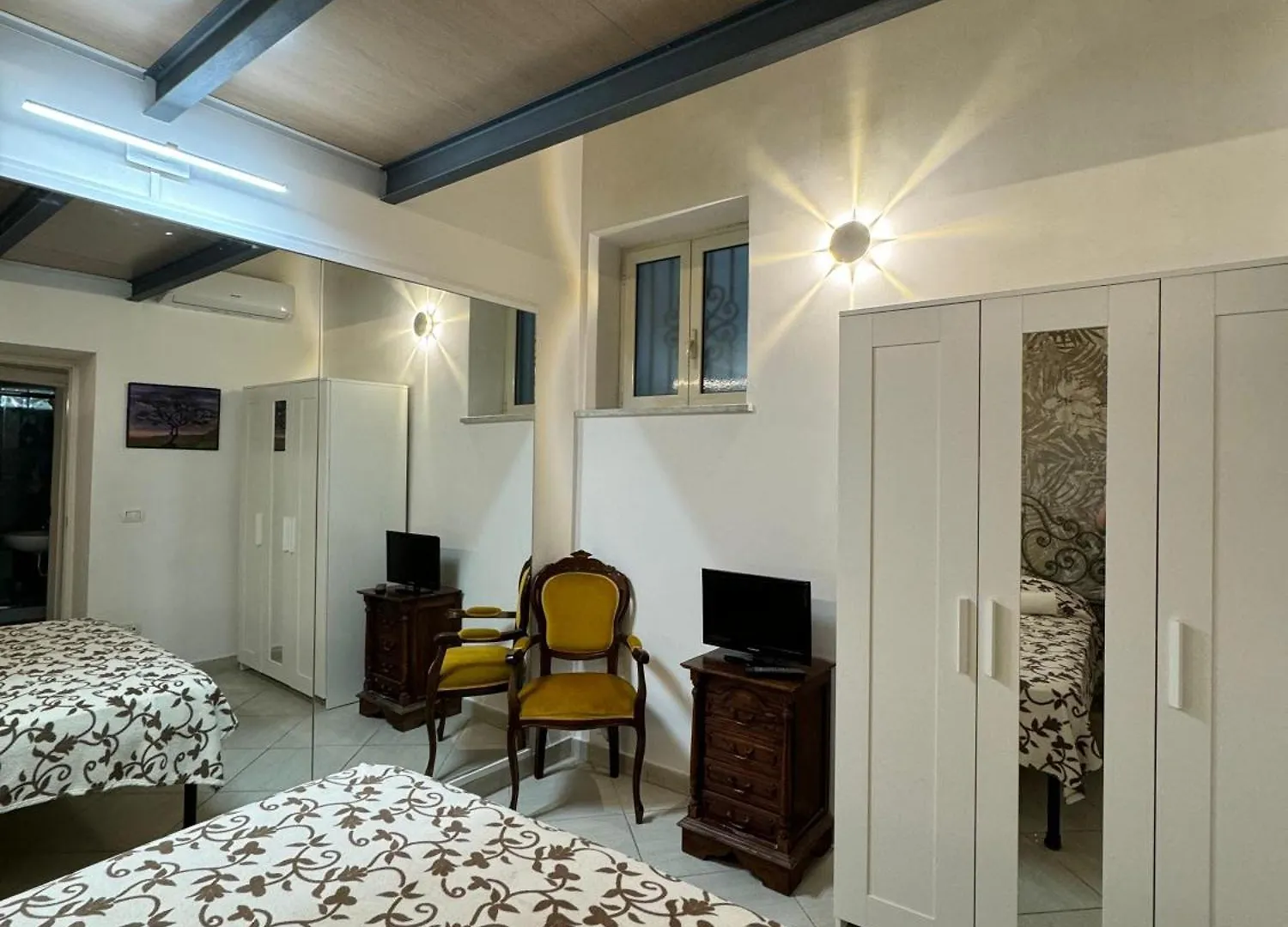 Old And Young Apartment Naples Italy